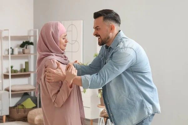 علت خیانت زنان در رابطه و راه‌های درمان آن