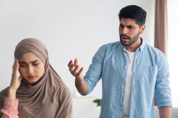 تصویر دعوای زوجین پس از افشای خیانت مرد در رابطه عاطفی" "زن و مرد در حال مشاجره شدید بعد از کشف خیانت همسر" "درگیری لفظی زن و مرد به دلیل خیانت مرد در ازدواج