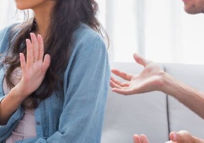 زن و شوهر در گفتگوی جدی پس از خیانت – ۱۰ اشتباه رایج بعد از کشف خیانت و راه‌های جلوگیری از آنها